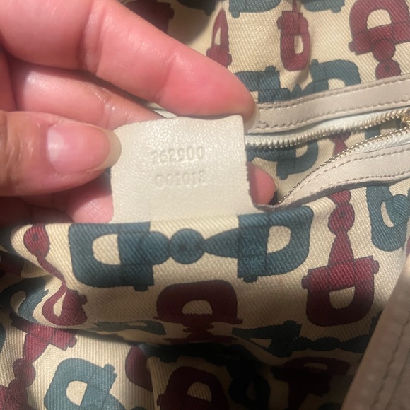 Gucci Medium Signature Pelham Tote - Picture 6 of 7